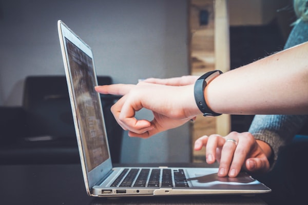 Online Kurs und Videopräsentation auf Bildschirm